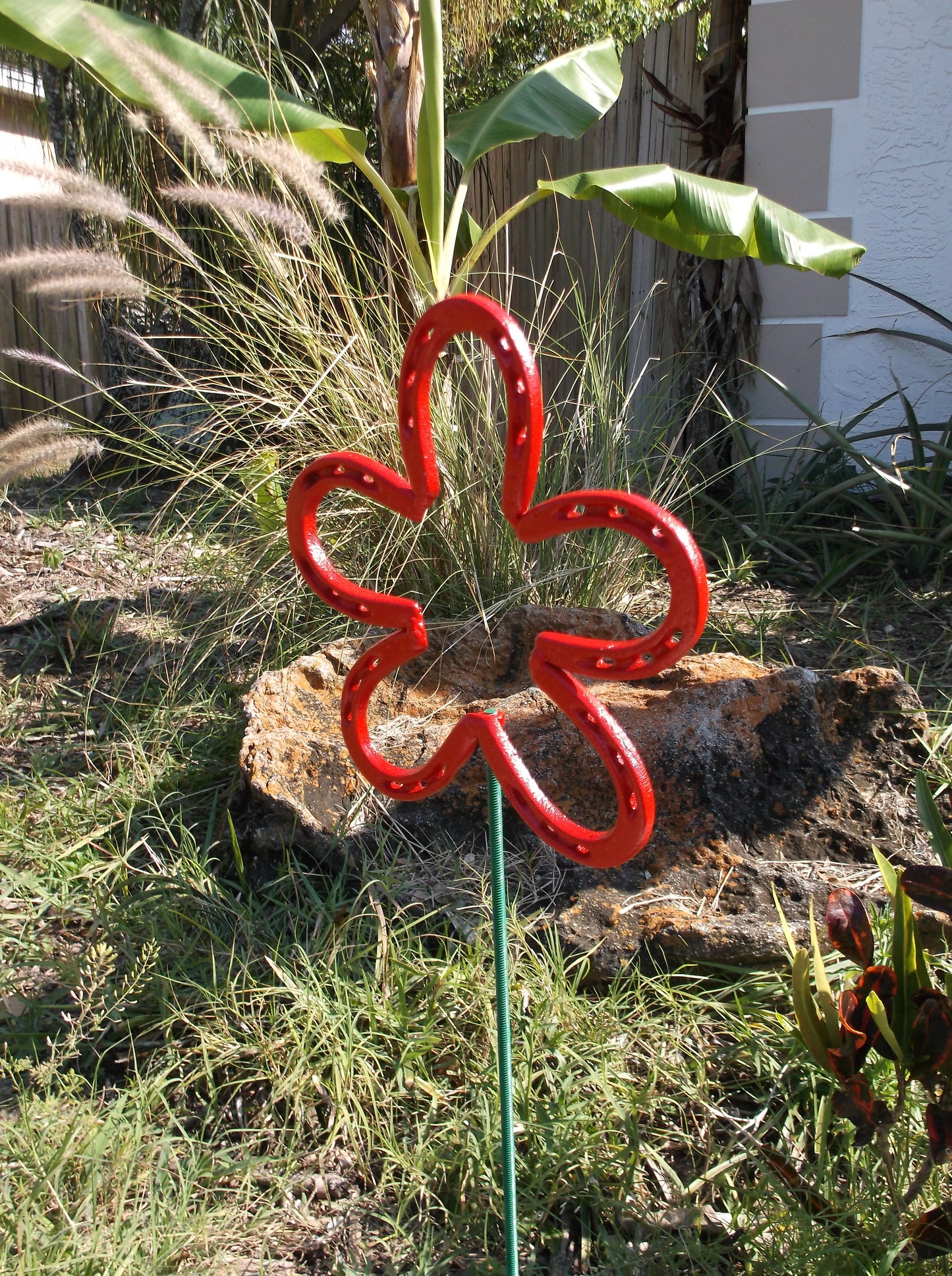 Red Horseshoe Flower, Metal Garden Stake, Spring Yard Art, Lucky Horseshoe