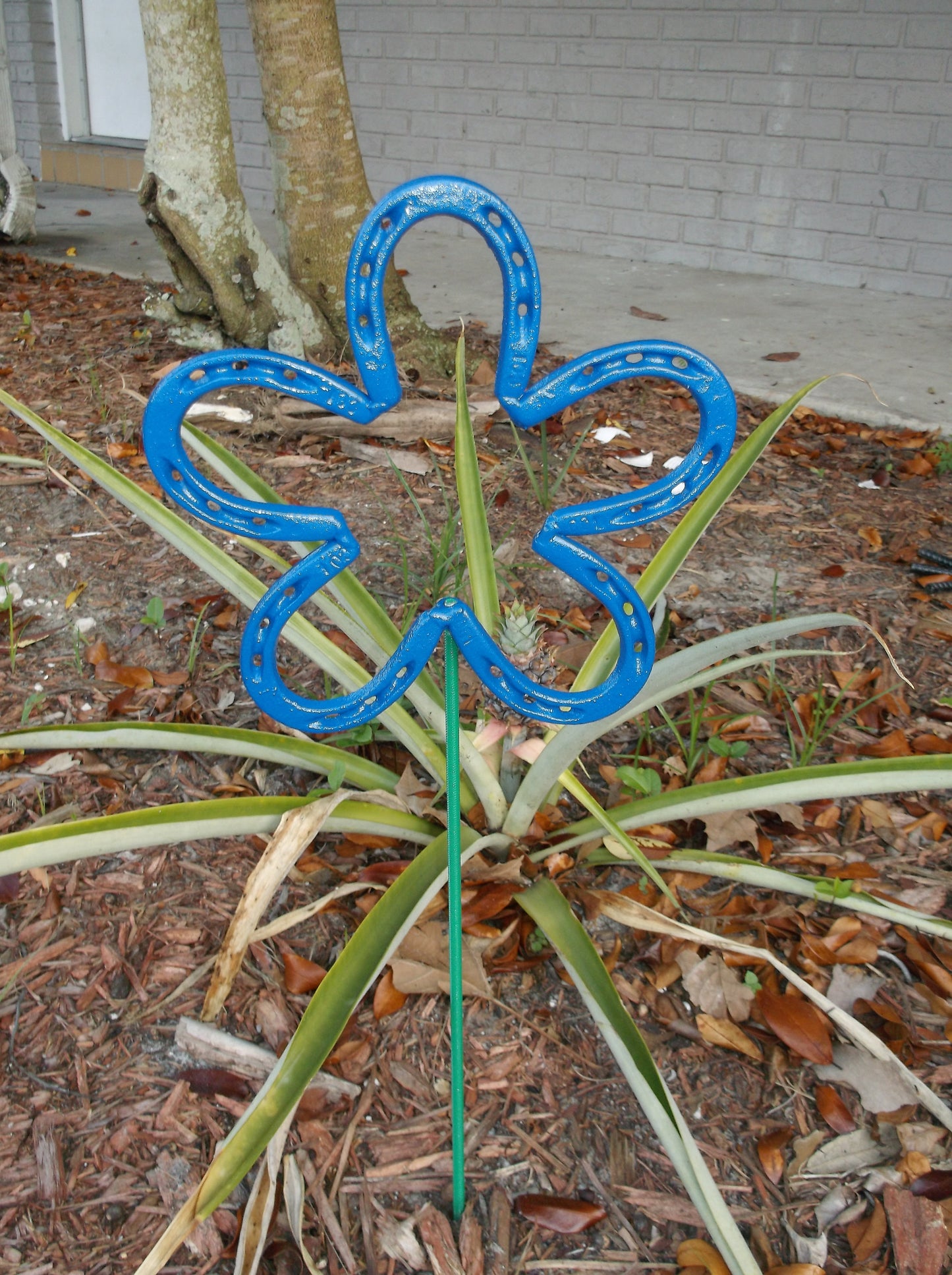 Blue Horseshoe Flower, Metal Garden Stake, Spring Yard Art, Lucky Horseshoe