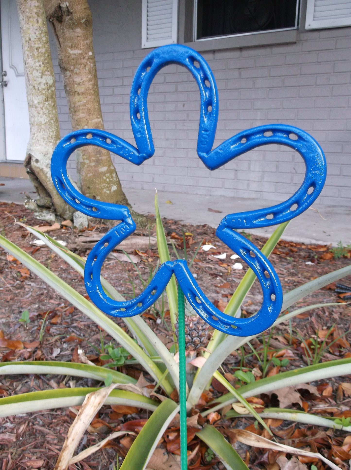 Blue Horseshoe Flower, Metal  Garden Stake, Spring Yard Art, Lucky Horseshoe