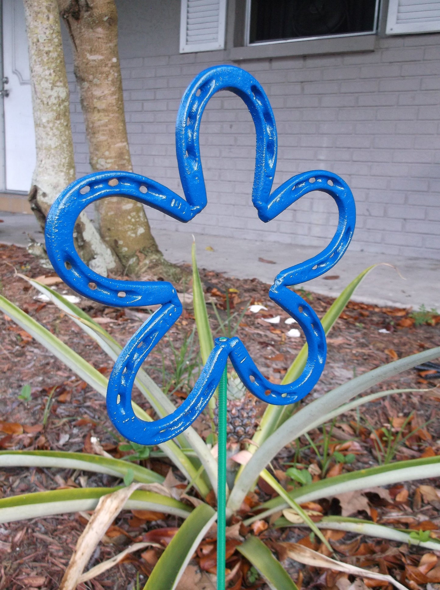 Blue Horseshoe Flower, Metal  Garden Stake, Spring Yard Art, Lucky Horseshoe