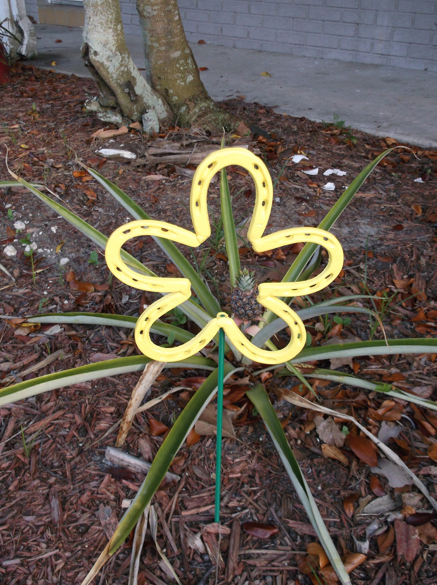 Yellow Horseshoe Flower, Metal Garden Stake, Spring Yard Art, Lucky Horseshoe