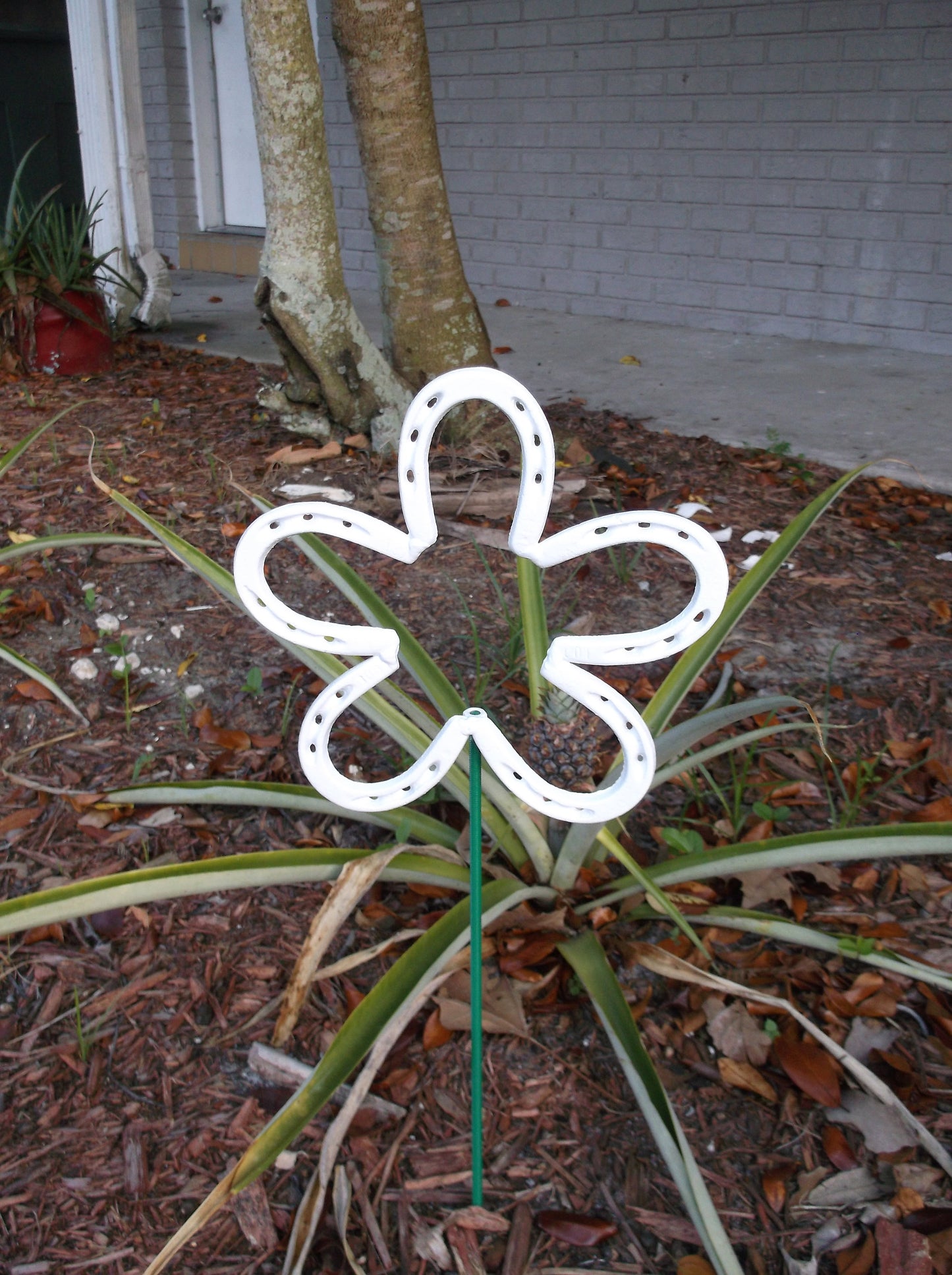 White Horseshoe Flower, Metal  Garden Stake, Spring Yard Art, Lucky Horseshoe