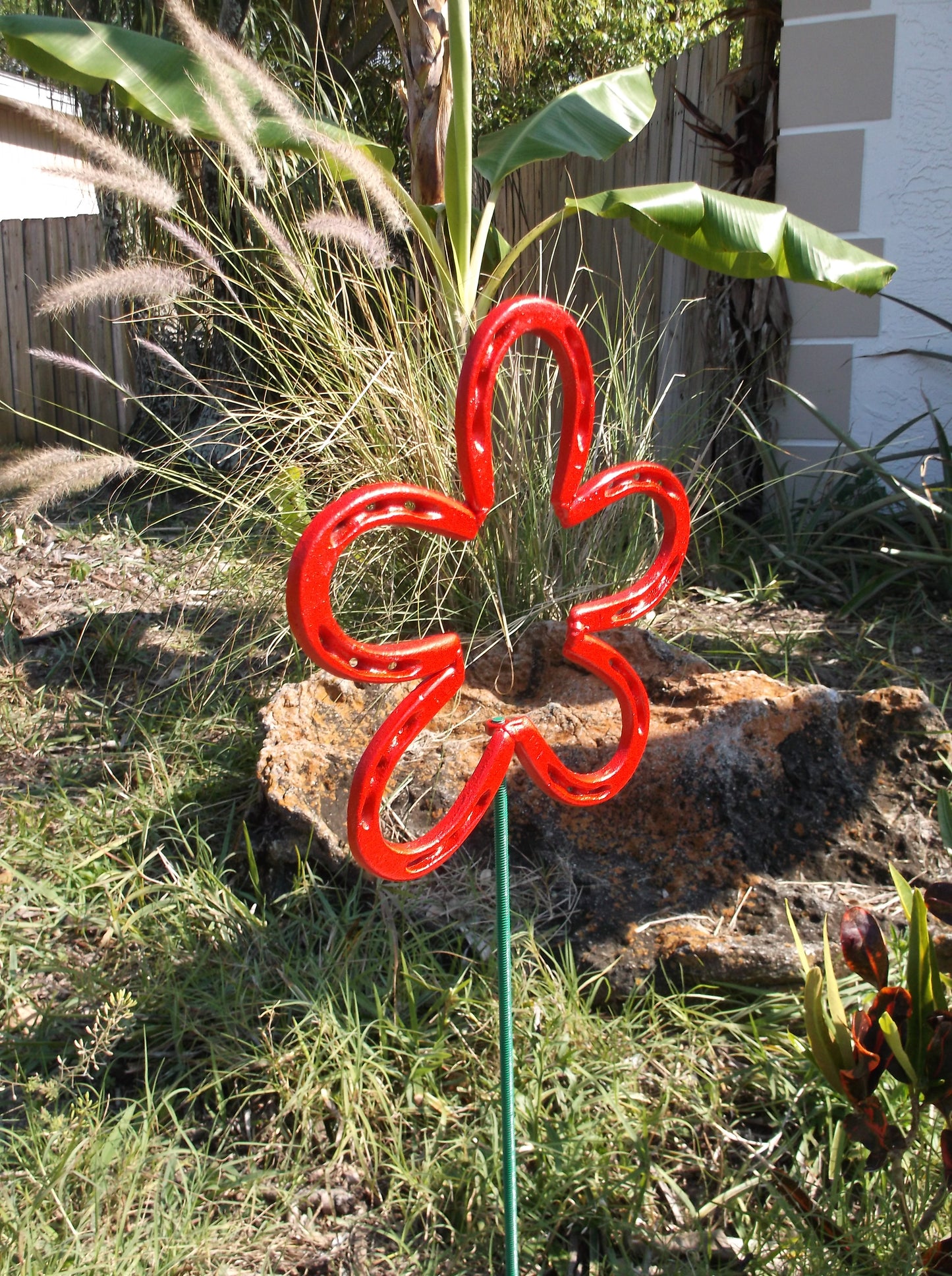 Red Horseshoe Flower, Metal Garden Stake, Spring Yard Art, Lucky Horseshoe
