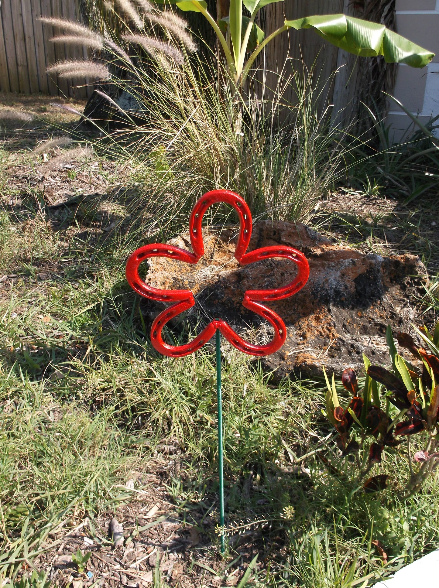 Red Horseshoe Flower, Metal Garden Stake, Spring Yard Art, Lucky Horseshoe