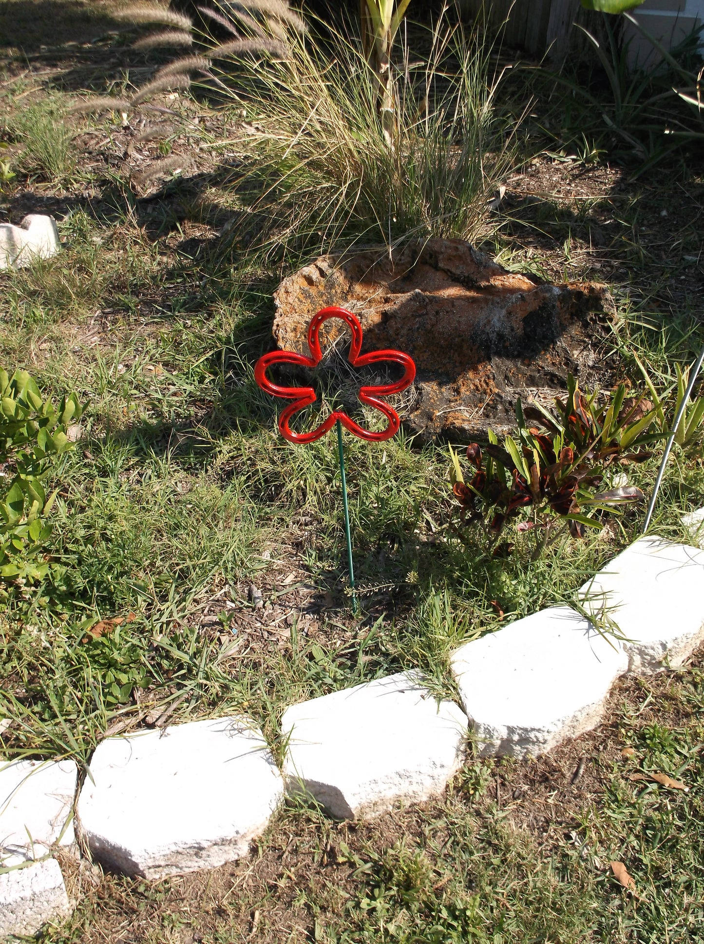Red Horseshoe Flower, Metal Garden Stake, Spring Yard Art, Lucky Horseshoe
