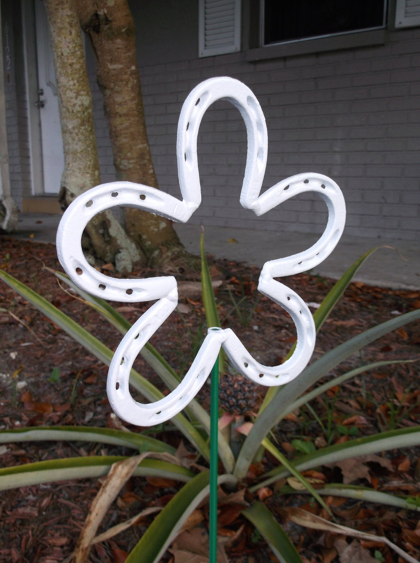 White Horseshoe Flower, Metal  Garden Stake, Spring Yard Art, Lucky Horseshoe