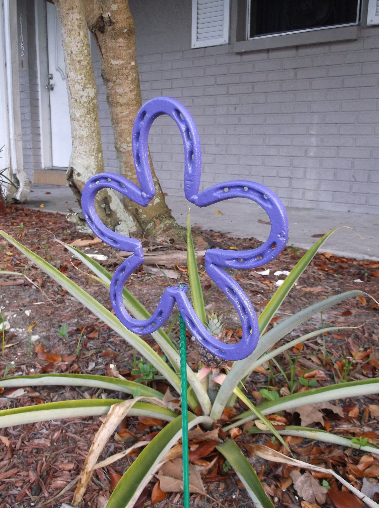 Purple Horseshoe Flower, Metal  Garden Stake, Spring Yard Art, Lucky Horseshoe