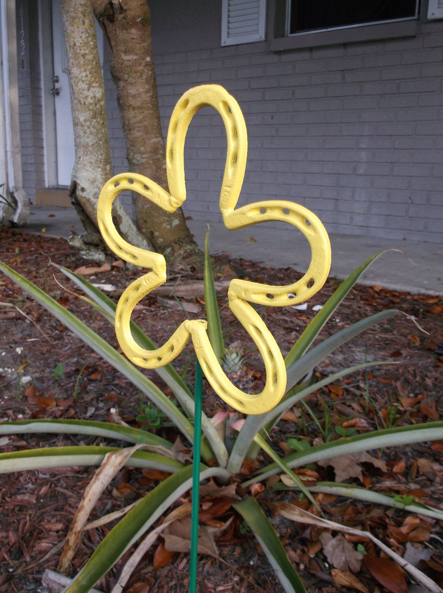 Yellow Horseshoe Flower, Metal  Garden Stake, Spring Yard Art, Lucky Horseshoe