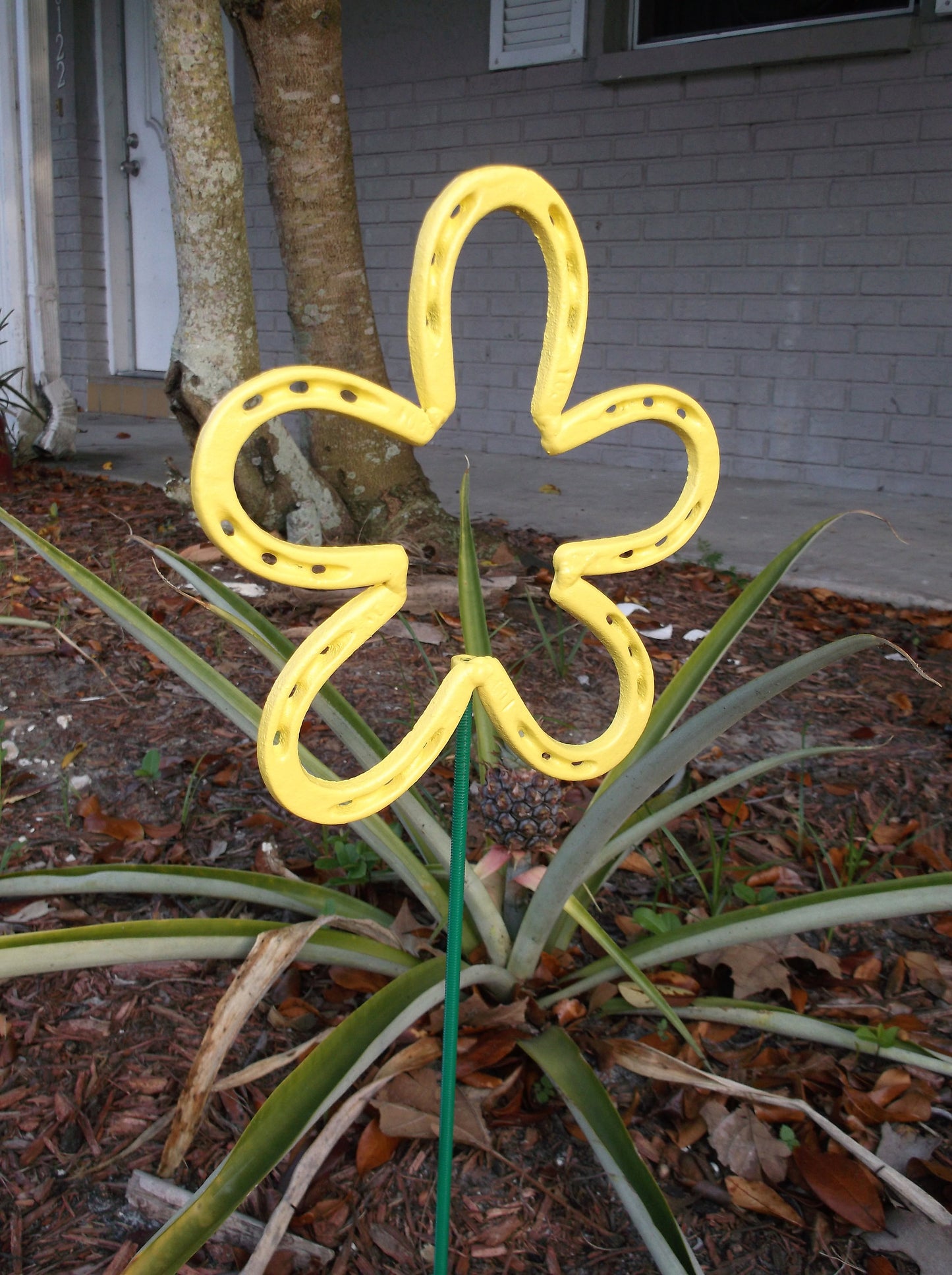 Yellow Horseshoe Flower, Metal  Garden Stake, Spring Yard Art, Lucky Horseshoe